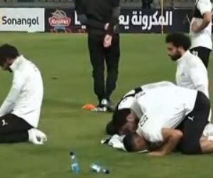 محمد النني " إمام" صلاة العشاء فى المنتخب برفقة صلاح .. صورة