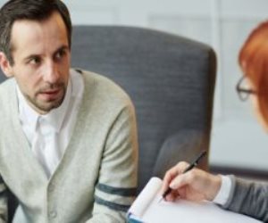  8 علامات لـ "التوحد" لدى البالغين .. تعرف عليها 