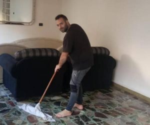 الأزمة الاقتصادية في لبنان تدفع الرجال لتنظيف المنازل.. خضر نموذجاً