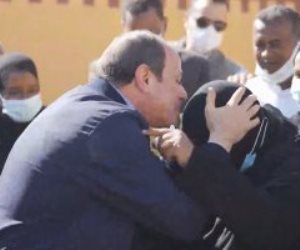 جابر الخواطر.. قبلة من الرئيس السيسى على رأس أحد المتضررين من السيول فى أسوان