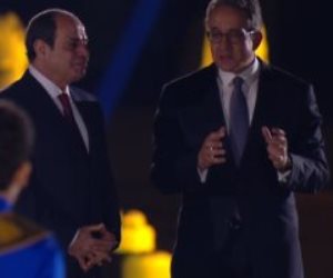 الرئيس السيسى يقطع شرح خالد عنانى لتحية طفلة خلال احتفالية طريق الكباش