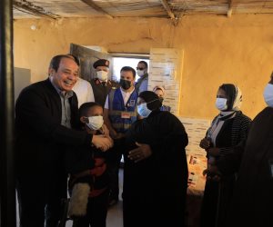 ضحكة تهون الصعب.. الرئيس السيسي يلتقي أهالي قرية أسوان المتضررة من السيول (صور)