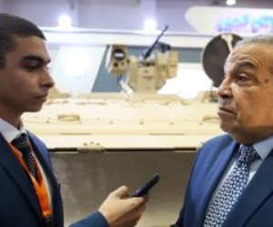 وزير الإنتاج الحربى يجرى حوارا مع طالب بإعلام الأزهر خلال مشاركته بمعرض إيديكس