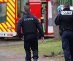 يرتدى ملابس النينجا.. مسلح يصيب شرطيتين بجروح فى مدينة شيربورج الفرنسية