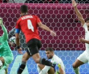 بفارق الإنذارات .. منتخب مصر يتصدر مجموعته بعد التعادل مع الجزائر 1 / 1 ويواجه الأردن