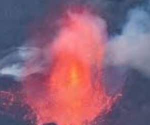 بركان لابالما يثير حالة من الرعب والهلع مع توقعات استمراره شهور آخرى.. انفجارات قوية ورماد ضخم