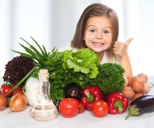 الصحة للأمهات: لتقوية مناعة طفلك احرصى على الفاكهة والخضروات بدلا من المواد المغلفة                             
