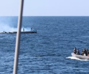 انفجار قارب تهريب قرب خليج عمان.. والبحرية الأمريكية تعلن إنقاذ 5 بحارة