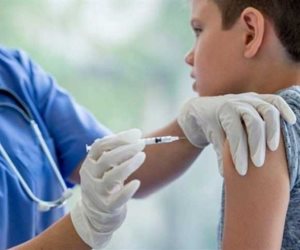 "الصحة السعودية" تنشر صورة أول طفل تلقي اللقاح في المملكة 
