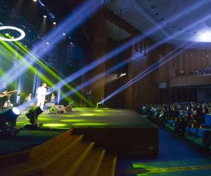 مدحت صالح يشعل أوبرا مسرح جامعة مصر للعلوم والتكنولوجيا بأروع أغانيه فى حفل كامل العدد (صور)