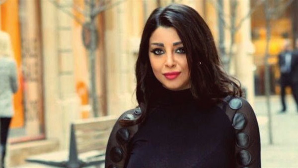 بالصورة.. «رولا يموت» بملابس جريئة بغرفة نومها 