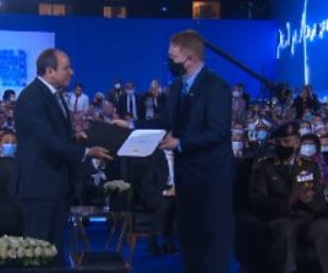 المجلس الأمريكى للتعليم يقدم للرئيس السيسي شهادة اعتماد الأكاديمية الوطنية