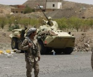 مدفعية الجيش اليمنى تكبد عناصر الحوثى.. عشرات القتلى والجرحى بجبهات مأرب 