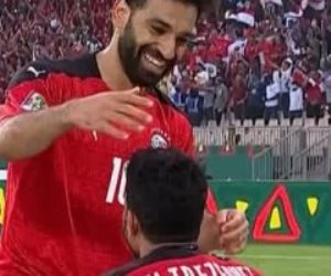 احتفال صلاح وتريزيجيه بعد هدف الفوز على المغرب.. فيديو