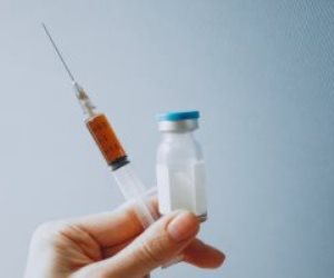 للوقاية من الإيدز.. تطعيم أول المرضى في تجربة سريرية لأول لقاح لنقص المناعة