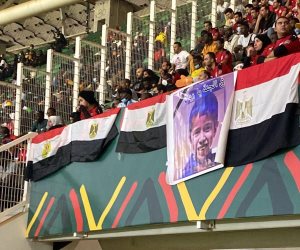 الجماهير المصرية ترفع صور الطفل المغربي ريان بالمدرجات من الكاميرون.. صور
