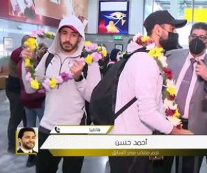 استقبال بعثة منتخب مصر في مطار القاهرة بالورود