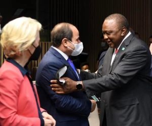الرئيس السيسي يلتقى نظيره الكينى خلال القمة الأوروبية الأفريقية ببروكسل