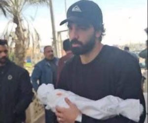 حازم إيهاب.. يحتضن رضيعه بالكفن لدفنه بعد إجراء عمليتين في القلب (صور)