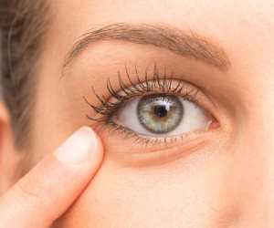 للوقاية من ظهور خطوط أسفل العين.. 4 طرق أبرزها تمارين الوجه
