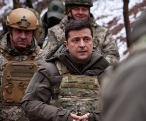حقيقة فيديو الإنترنت.. هل اعتقل الجيش الروسي الرئيس الأوكراني؟