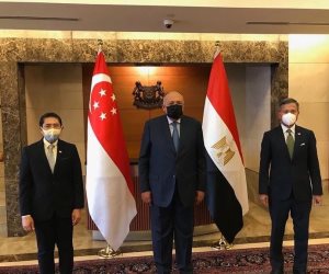 وزير الخارجية  يلتقي نظيره السنغافوري ويبحث تطوير العلاقات بين البلدين