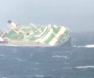 جار البحث عن المفقودين.. إنقاذ 16 من طاقم السفينة الإماراتية الغارقة بسواحل إيران 