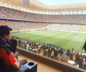 السنغال ومصر.. وزير الرياضة يصل استاد المباراة بالعاصمة «داكار»