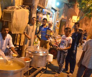 قطار رمضان .. أهالي الأقصر يفضلون شوربة " النابت " "والويكة " علي مائدة الإفطار .. والفول والطعمية الساخنة في وجبة السحور