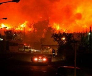 دمرت 150 مبنى.. حرائق مهولة تجتاح منطقة جبلية بأمريكا (فيديو)