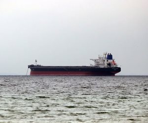 غرق سفينة تنقل 750 طناً من الوقود قبالة تونس