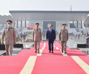 الرئيس السيسي يضع إكليلا من الزهور على النصب التذكاري بمناسبة تحرير سيناء
