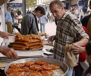 طائرة رمضانية.. عادات وحلويات وموائد الجزائر في الشهر الكريم 