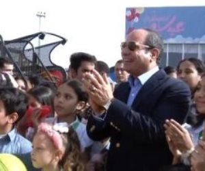 الرئيس السيسي يصطحب الأطفال أبناء الشهداء في جولة بمنطقة الألعاب
