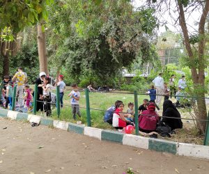 مئات الأسر تتوافد على حديقة الحيوان في أول أيام العيد (صور)
