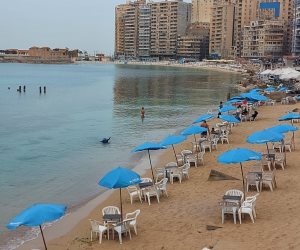 دقوا الشماسي.. شواطئ الإسكندرية تتحدى ارتفاع الأسعار وتمنع دخول الشيشة والكحوليات للشواطيء