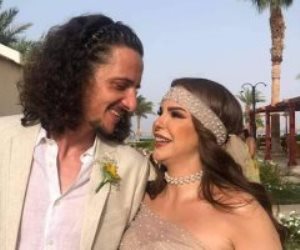 بفستان أنيق باللون الذهبي .... دنيا عبد العزيز تحتفل بزفافها في نويبع بجنوب سيناء
