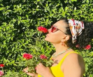 غادة عبد الرازق وسط الزهور والمناظر الطبيعية تقدم 3 نصائح لمتابعيها  " تعلم أن تحب بلا شروط"