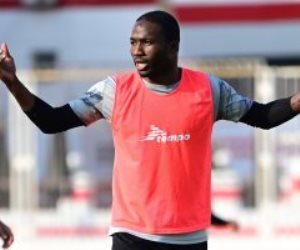 الغموض يحيط باللاعب ...  الإيفواري رزاق سيسيه يجمع متعلقاته من الزمالك ويغيب عن التدريبات