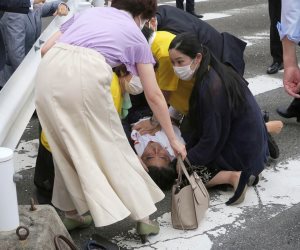وفاة رئيس الوزراء الياباني السابق «شينزو آبي» بعد تعرضه لإطلاق نار