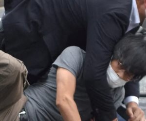 عدسات المصورين تلتقط تفاصيل اغتيال شينزو آبى ورصد أول صورة للقاتل