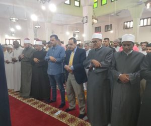 المحافظ وأهالي شمال سيناء يؤدون صلاة عيد الأضحى بمسجد الرفاعي بالعريش (صور)