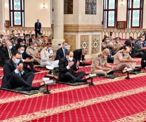 الرئيس السيسي وكبار قيادات الدولة وشيخ الأزهر يؤدون صلاة العيد بمسجد المشير طنطاوى