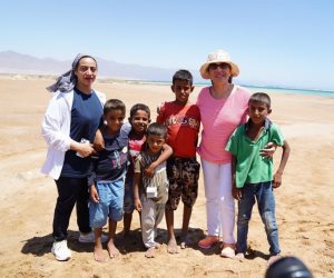 وزيرة البيئة تلتقى مجموعة من الأطفال وممثلى المجتمعات المحلية بمحمية نبق بجنوب سيناء 
