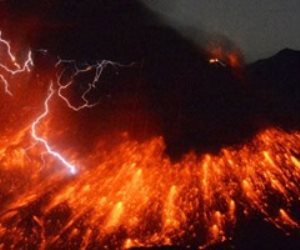 اليابان تطالب السكان بإخلاء منازلهم بعد ثوران بركان ساكوراجيما