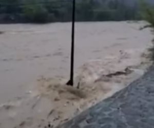 أمطار غزيرة تضرب عدة مناطق بالإمارات والحكومة تدفع بفرق الإنقاذ.. فيديو