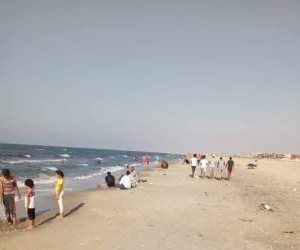 هربا من حرارة الطقس.. شواطئ البحر ملاذ السيناوية الآمن بمناطق غرب سيناء (صور)