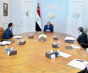 الرئيس السيسي يجتمع مع رئيس الوزراء ووزراء الكهرباء والبترول والتخطيط والمالية 
