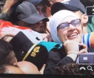بابتسامة عريضة.. والدة الشهيد الفلسطينى إبراهيم النابلسى تحمل نعشه 