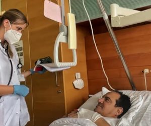 محمد ثروت يخضع لعملية جراحية دقيقة فى القلب.. وابنه: دعواتكم بالتعافى